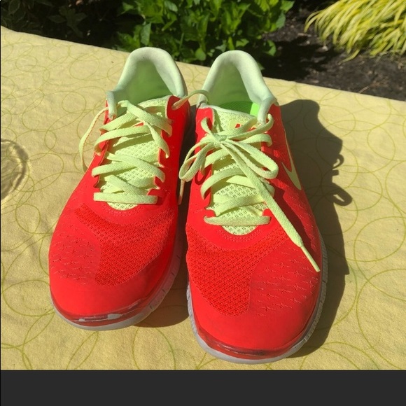 Like new NIKE shoes - Picture 2 of 4